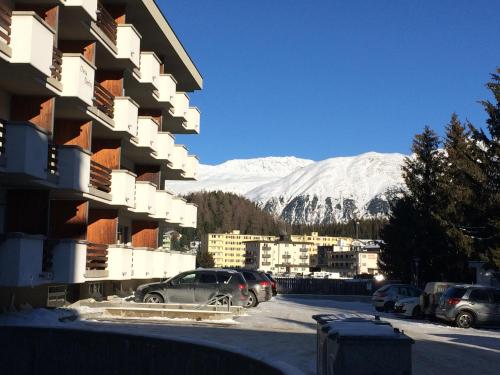 Zentrale Wohnung in St. Moritz mit großem Balkon