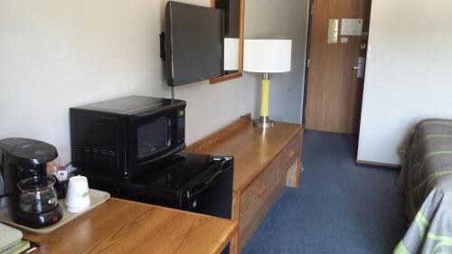 Super 8 by Wyndham Pella - image 32