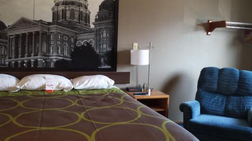 Super 8 by Wyndham Pella - image 38