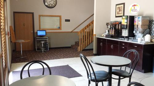 Super 8 by Wyndham Pella - image 22