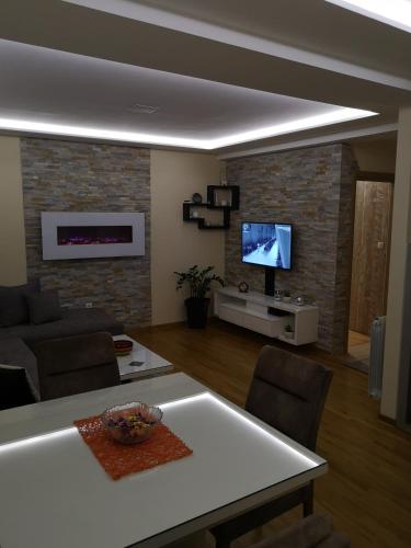 Apartment with Mountain View