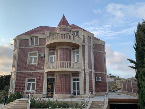 Luxury Villa with pool and waterfall, Bina