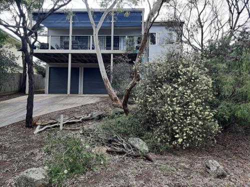 Holiday house in bush land overlooking wetlands