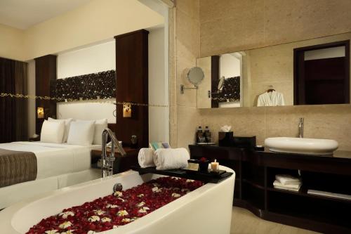 Bathroom, The Seminyak Beach Resort & Spa near Seminyak Square