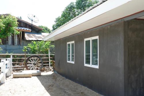 폽 프라 Dragon Home Lodge 2성급 게스트하우스 수영장