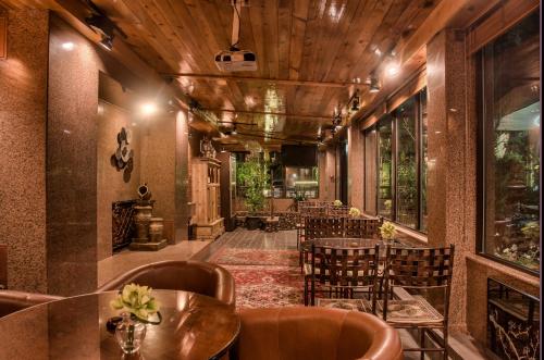 ห้องอาหาร, โฮเต็ล ยูอุท (Hotel Uyut) in เขตอัลมาลี