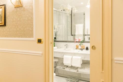 Classic Double or Twin Room image 2