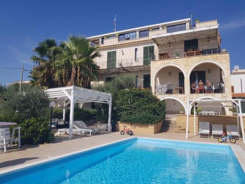  Villa Ceni - Appartamenti con camere, cucina, wc e terrazza sul mare in villa con piscina, giardino e parcheggio in Marinella di Selinunte