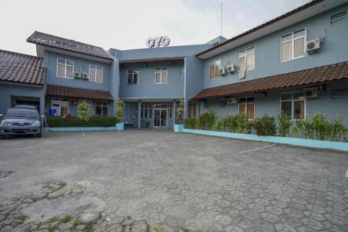 Super OYO 1844 Bravo Residence