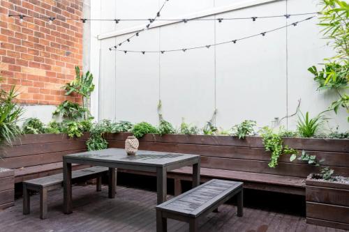 Modern 1 Bedroom Apartment with a Spacious Courtyard in Auckland CBD