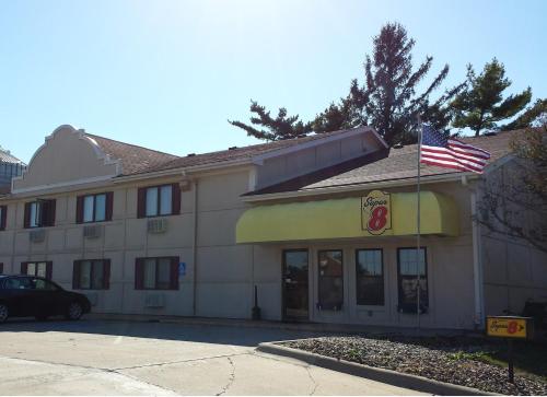 Super 8 by Wyndham Pella - image 36
