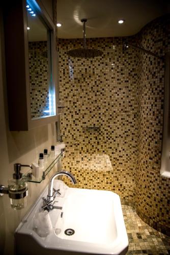 Gwesty'r Emlyn Hotel - image 12
