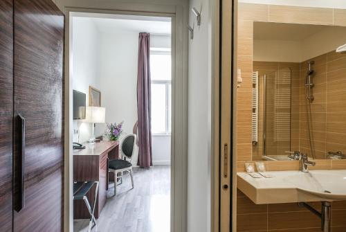 Double or Twin Room image 6