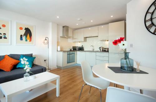 Oliverball Serviced Apartments - Elm View - 2 Bedroom 2 Bathroom Apartment with Parking in Central Southsea
