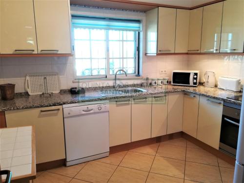 Kitchen, Moradia Townhouse S Sebastiao F in Guia