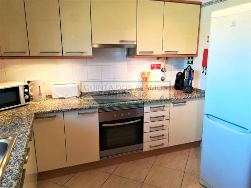 Kitchen, Moradia Townhouse S Sebastiao F in Guia