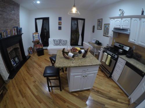 Historic 1869 Brownstone 15 min to NYC downtown