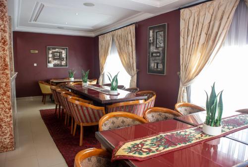 Restaurant, His Majestys Hotel in Labadi