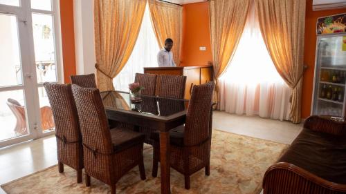 Restaurant, His Majestys Hotel in Labadi