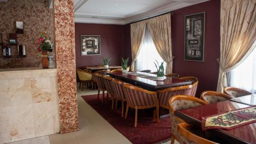 Restaurant, His Majestys Hotel in Labadi