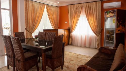 Pub/salong, His Majestys Hotel in Labadi