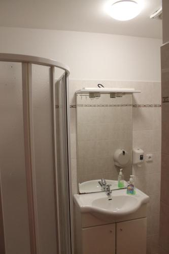 3 twin beds