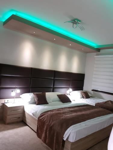 1 queen bed, 1 twin bed, 1 sofa bed