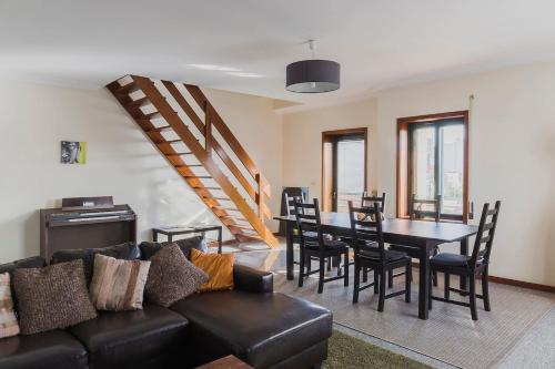  Sunny Top Floor 3-Room Apartment by the beach in Leça da Palmeira