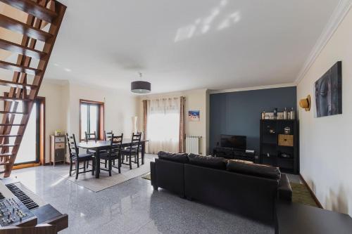 Sunny Top Floor 3-Room Apartment by the beach in Leça da Palmeira