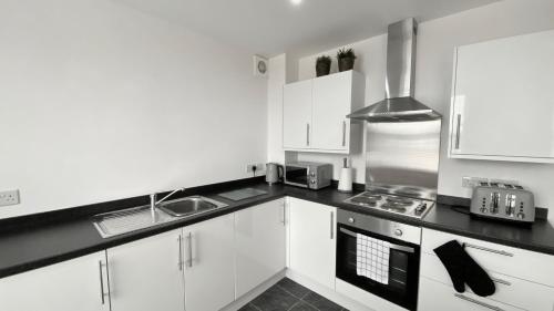 Bếp, Friars House, Stafford by BELL Apartments in Stafford