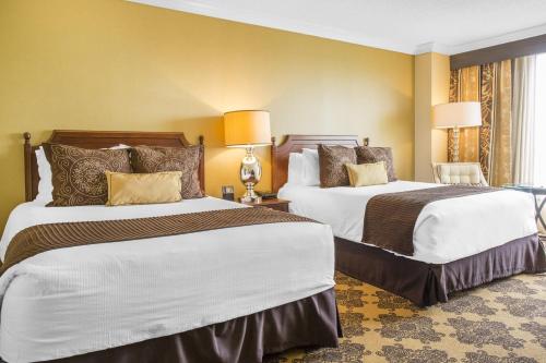2 queen beds