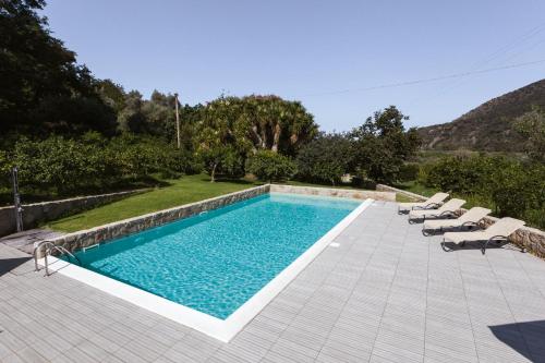 Apartment with Pool View 