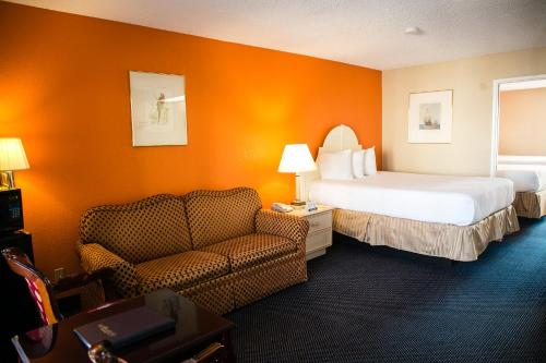 Anaheim Carriage Inn Room Type - One-Bedroom Suite - Non-Smoking