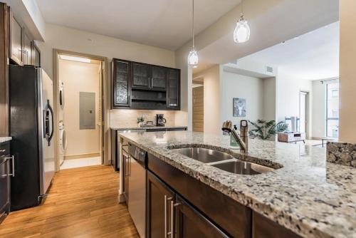 Spacious Suite + Pool + Gym
