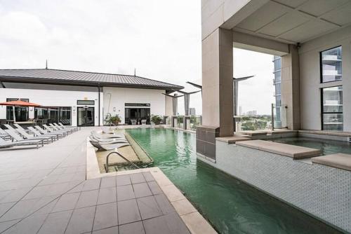 Relaxing Flat + Pool + Gym