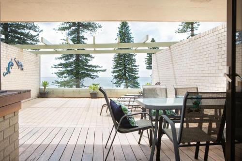 Beachfront Manly Apartment With Parking and Balcony - image 4