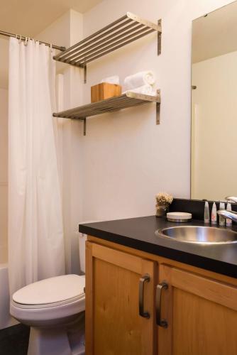 Spacious DT 2BR with Full Kitchen by Zencity