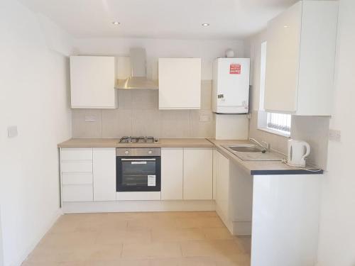 Modern & Spacious House With Parking & Garden, , Greater Manchester