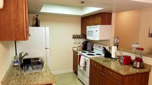 Lovely condo! Walking distance to the Strip with pool and spa Lovely condo! Walking distance to the Strip with pool and spa