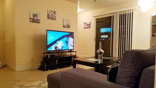 Lovely condo! Walking distance to the Strip with pool and spa Lovely condo! Walking distance to the Strip with pool and spa