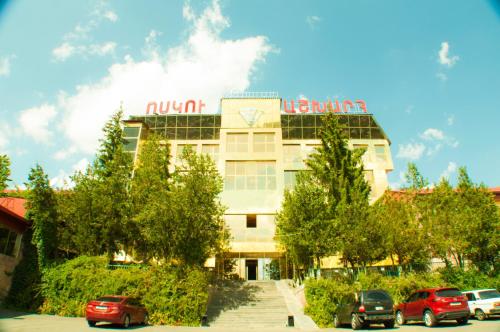 . Vosku Ashxarh Hotel