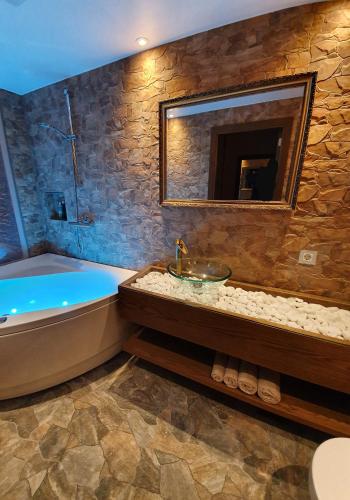Skyview Suite - Breathtaking Views From Bed and From Jacuzzi. City Center Skyscraper Upper Floors, Tallin (foto 10)