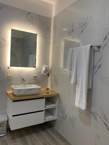 BELUX HOTEL - image 4