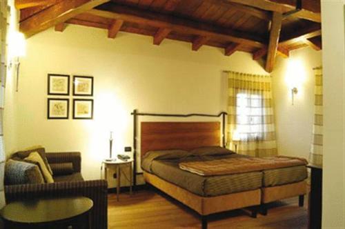 1 queen bed, 2 sofa beds