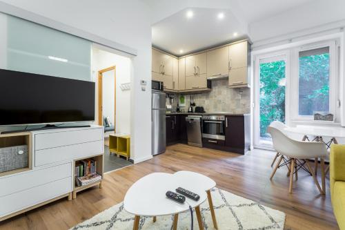  BpR Oaktree Home with small garden, Ferienwohnung in Budapest