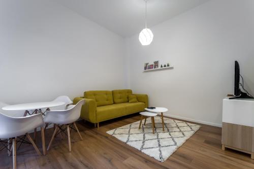  BpR Oaktree Home with small garden in Budapest