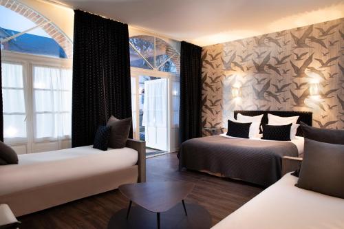 1 king bed, 2 twin beds