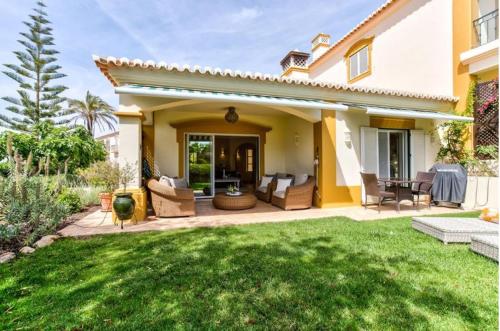 Facilities, Gramacho Golf Bungalow private garden and terrace shared pool in Gramacho