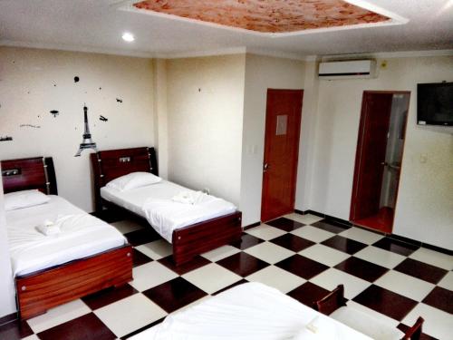 1 queen bed, 2 twin beds