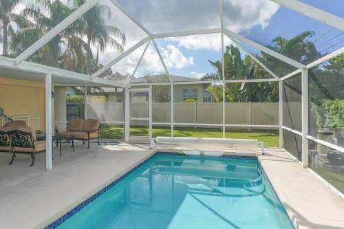 Heated Pool Home - Perfect Location - Walk to Beach, Restaurants and More! thumb 3
